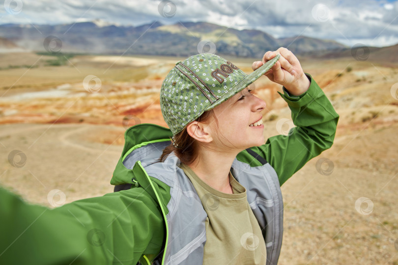 Скачать селфи-портрет женщины-туристки-путешественницы на фоне красивого пейзажа фотосток Ozero