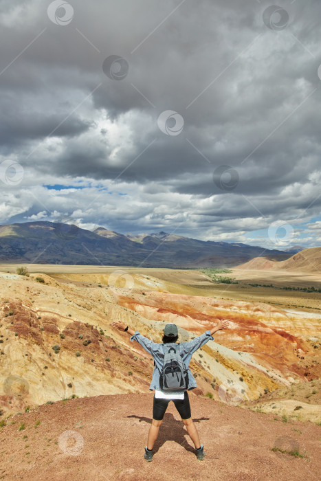 Скачать женщина-турист стоит спиной к камере на фоне пейзажа фотосток Ozero