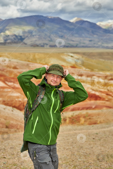Скачать портрет мужчины-туриста стоит на фоне пейзажа фотосток Ozero