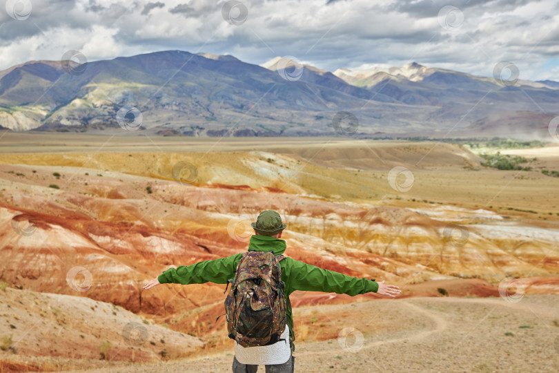 Скачать мужчина-турист стоит спиной к камере на фоне пейзажа фотосток Ozero