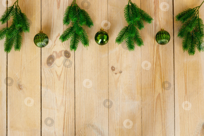 Скачать еловые ветки и елочные игрушки на деревянных досках фотосток Ozero