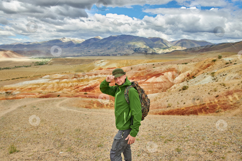 Скачать мужчина-путешественник стоит на фоне прекрасного пейзажа фотосток Ozero