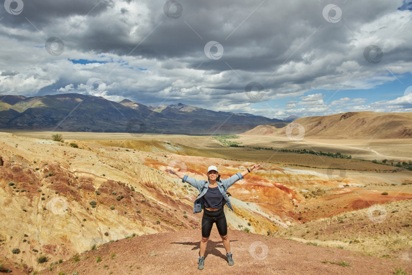 Скачать женщина-турист стоит спиной к камере на фоне пейзажа фотосток Ozero