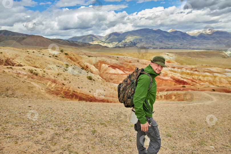 Скачать мужчина-путешественник стоит на фоне прекрасного пейзажа фотосток Ozero