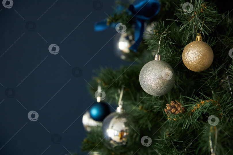 Скачать Новогодние игрушки шары висят на еловых ветках фотосток Ozero