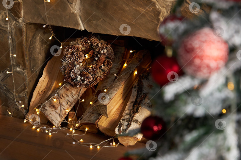 Скачать в камине лежат поленья дров. Домашний уют фотосток Ozero