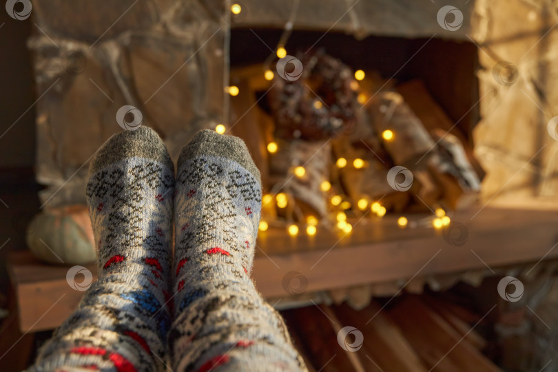 Скачать женские ножки в шерстяных носках на фоне камина фотосток Ozero