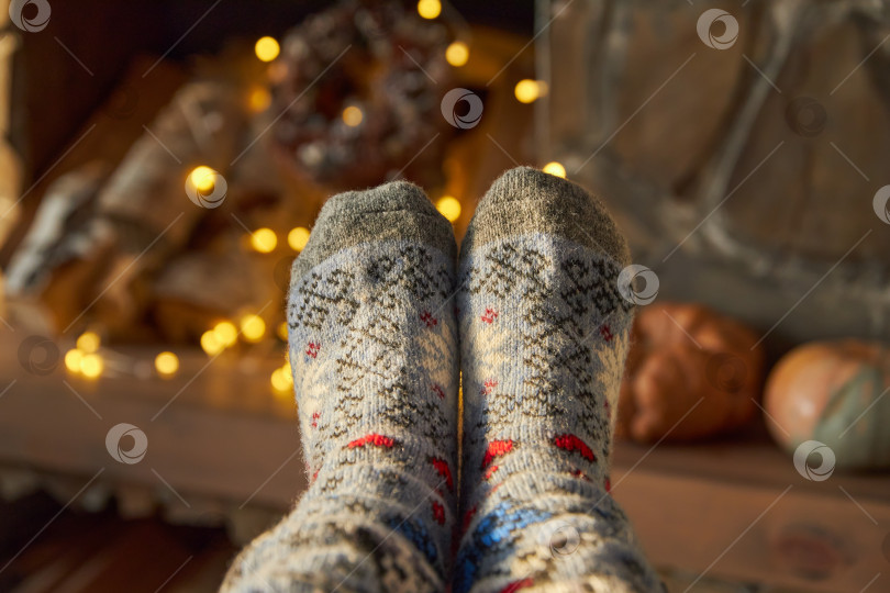Скачать женские ножки в шерстяных носках на фоне камина фотосток Ozero