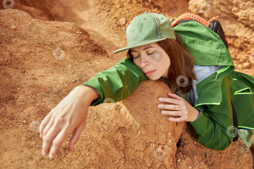 Скачать женщина устала в путешествии по песчаному карьеру фотосток Ozero