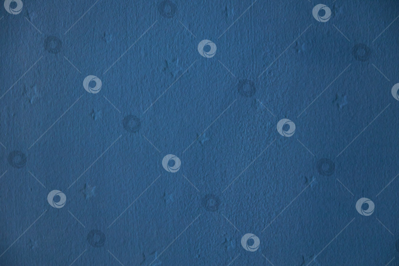 Скачать стена покрыта штукатуркой с выбитым на ней рисунком в виде звезд фотосток Ozero