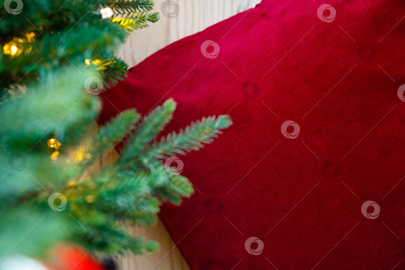 Скачать Красная подушка на фоне размытых еловых веток фотосток Ozero