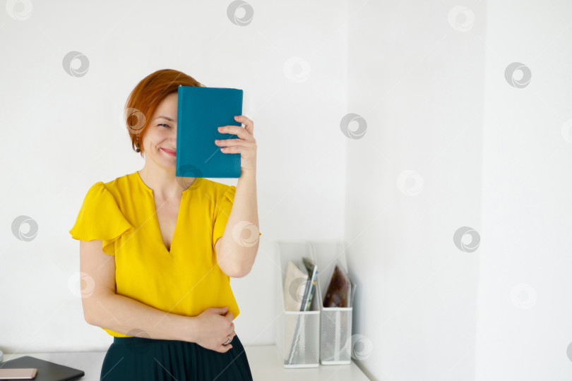 Скачать женщина закрыла лицо дневником. Женщина в бизнесе фотосток Ozero