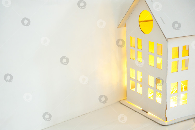 Скачать белый деревянный дом с желтым светом из окон фотосток Ozero