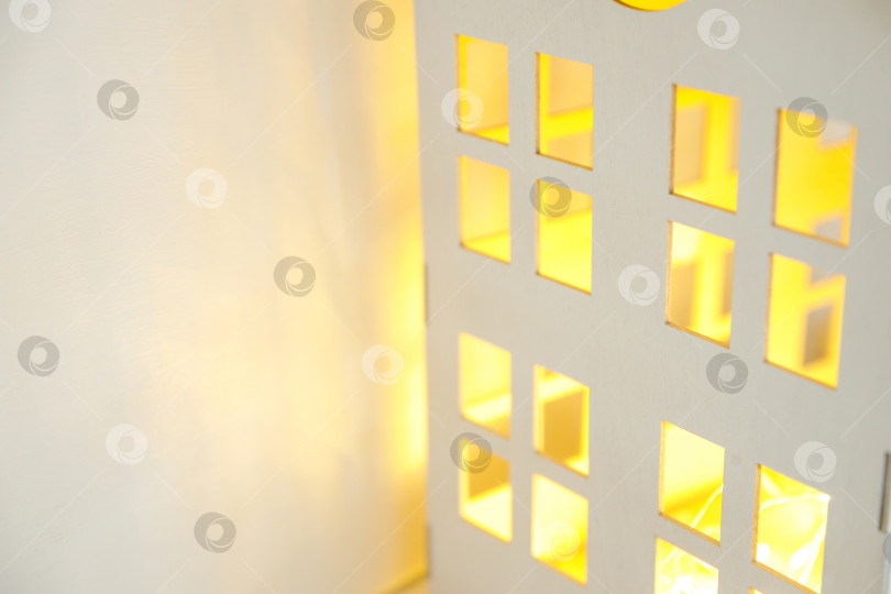 Скачать белый деревянный дом с желтым светом из окон фотосток Ozero