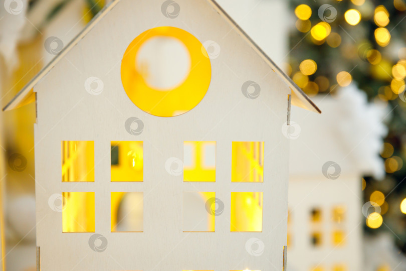 Скачать белый деревянный дом с желтым светом из окон фотосток Ozero