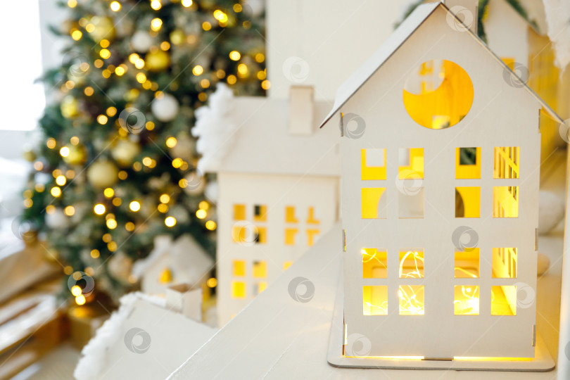 Скачать макет картонного домика со светящимися окнами на фоне рождественской елки фотосток Ozero