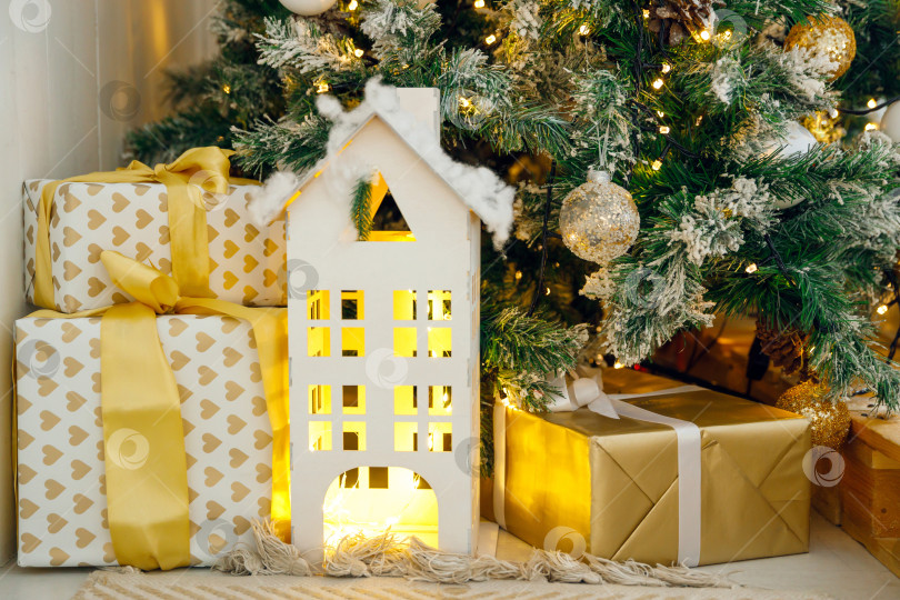Скачать макет дома и подарков на фоне рождественской елки фотосток Ozero