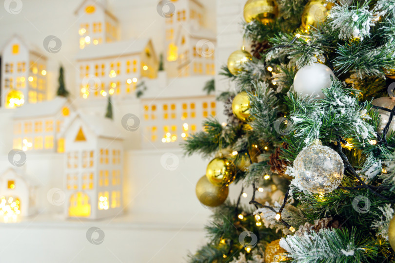 Скачать Ветки рождественской елки украшены игрушками и гирляндами фотосток Ozero