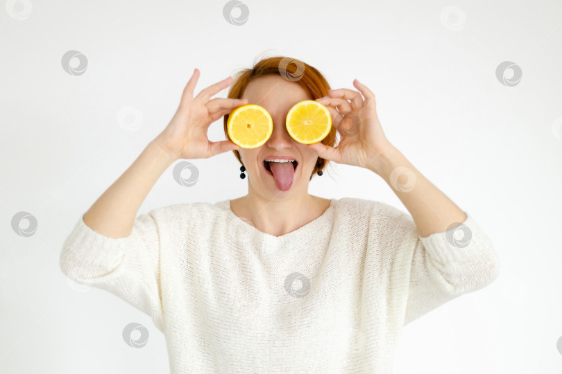 Скачать женщина высунула язык и прикрыла глаза лимонами фотосток Ozero