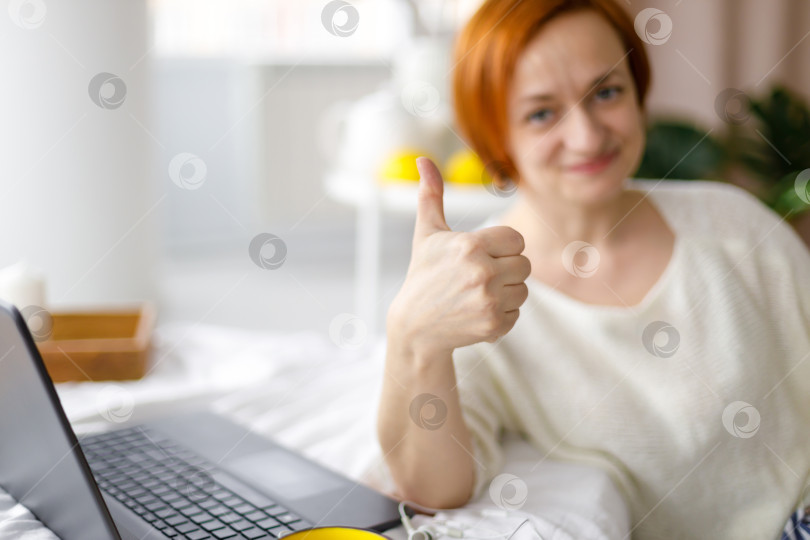 Скачать рыжеволосая женщина показывает рукой знак "ок, хорошо" и "хорошая работа" фотосток Ozero