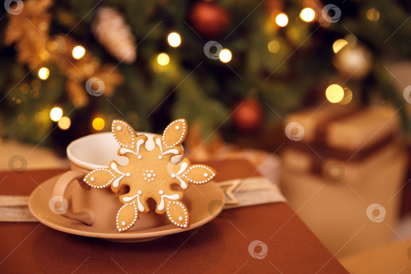 Скачать имбирное печенье и чашка кофе или чая фотосток Ozero
