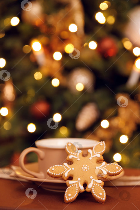 Скачать имбирное печенье и чашка кофе или чая фотосток Ozero