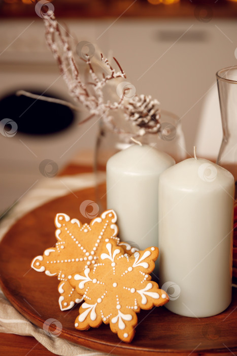Скачать пряничное печенье на деревянной тарелке фотосток Ozero