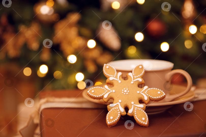 Скачать имбирное печенье и чашка кофе или чая фотосток Ozero