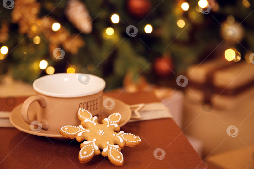 Скачать имбирное печенье и чашка кофе или чая фотосток Ozero