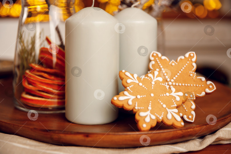 Скачать пряничное печенье на деревянной тарелке фотосток Ozero