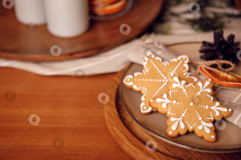 Скачать пряничное печенье на тарелке на деревянном столе фотосток Ozero