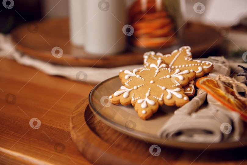 Скачать пряничное печенье на тарелке на деревянном столе фотосток Ozero