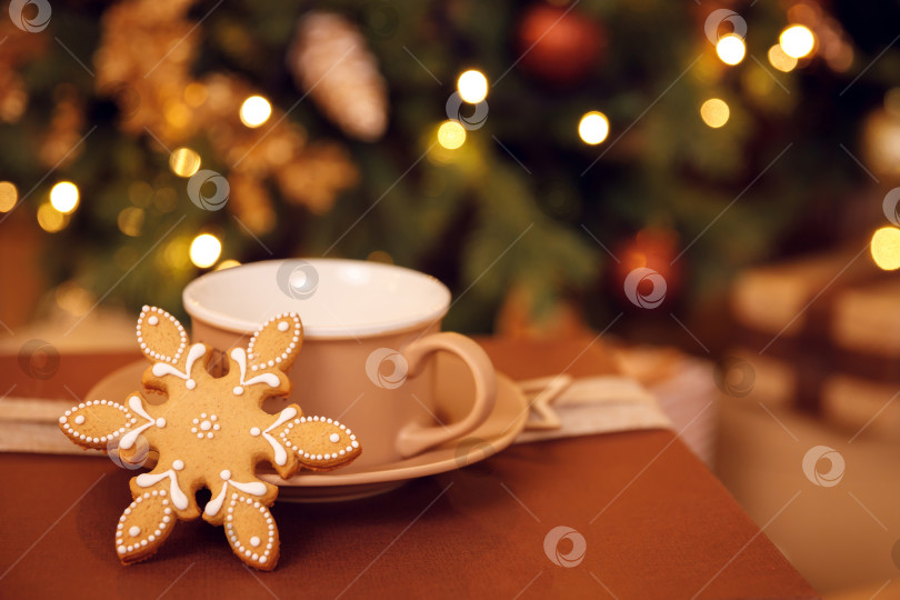 Скачать имбирное печенье и чашка кофе или чая фотосток Ozero