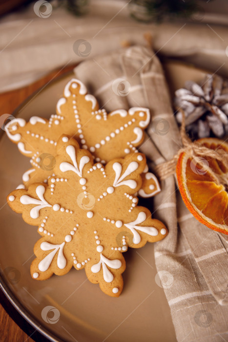 Скачать пряничное печенье на тарелке на деревянном столе фотосток Ozero