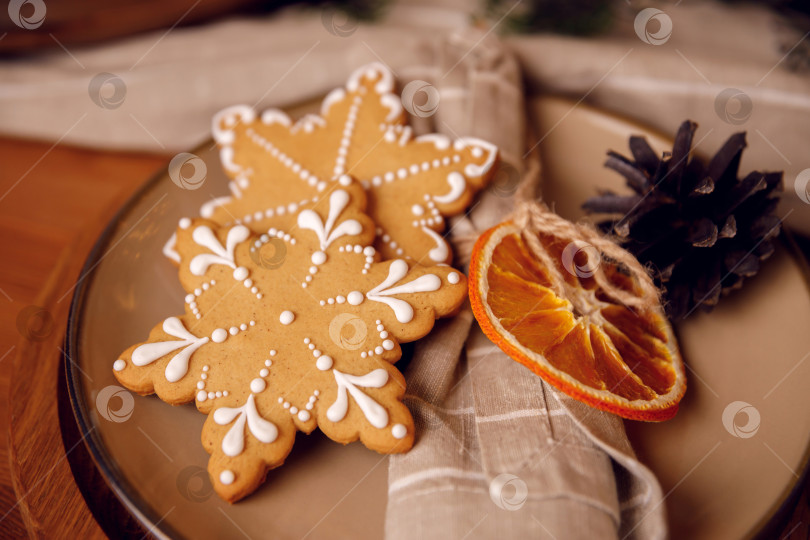 Скачать пряничное печенье на тарелке на деревянном столе фотосток Ozero