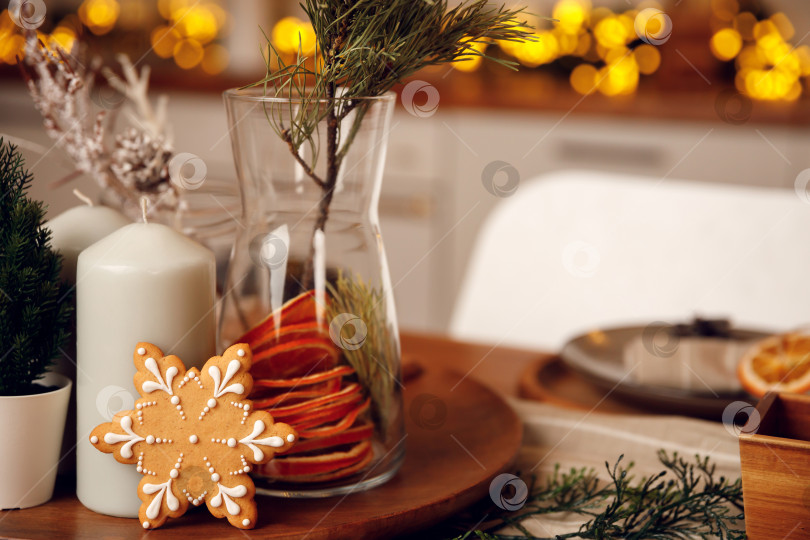Скачать пряничное печенье на деревянной тарелке фотосток Ozero