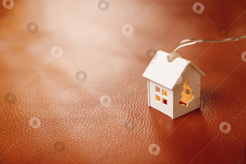 Скачать модель деревянного дома на коричневом кожаном фоне фотосток Ozero