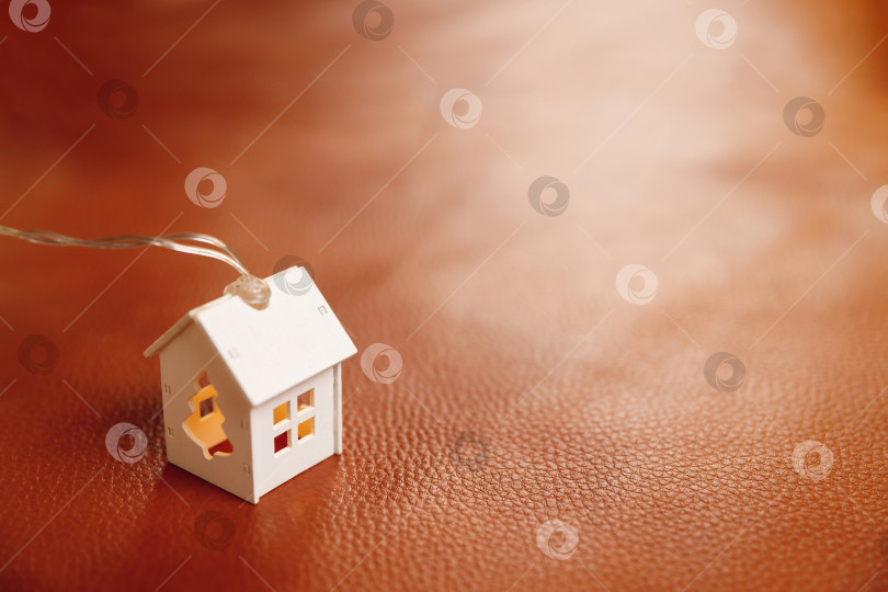 Скачать модель деревянного дома на коричневом кожаном фоне фотосток Ozero