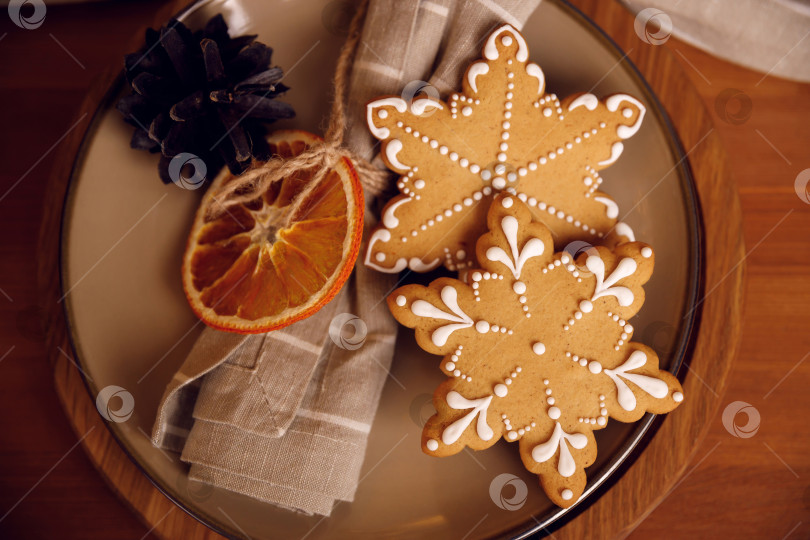 Скачать пряничное печенье на тарелке на деревянном столе фотосток Ozero