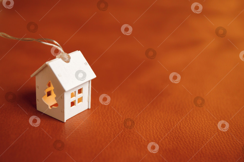 Скачать модель деревянного дома на коричневом кожаном фоне фотосток Ozero