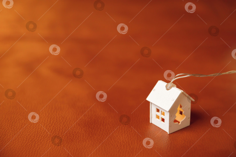 Скачать модель деревянного дома на коричневом кожаном фоне фотосток Ozero