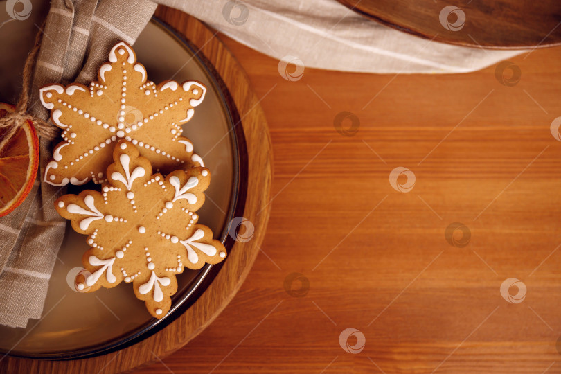 Скачать пряничное печенье на тарелке на деревянном столе фотосток Ozero