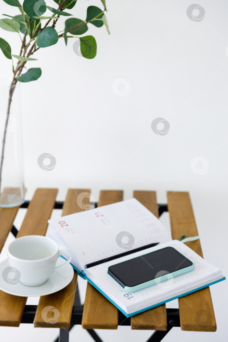 Скачать Деревянный стол на фоне белой стены фотосток Ozero