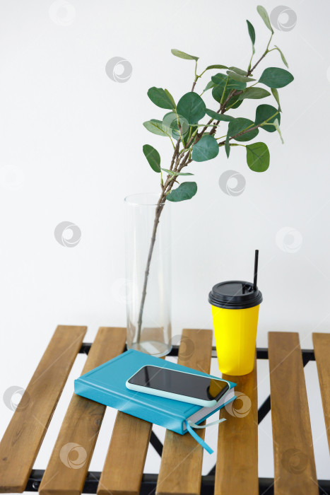 Скачать Деревянный стол на фоне белой стены фотосток Ozero