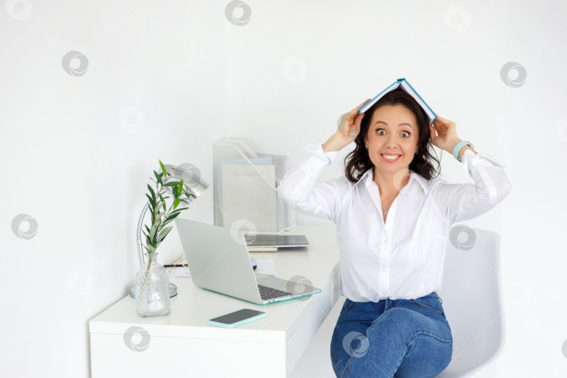 Скачать женщина в рубашке на фоне белой стены фотосток Ozero