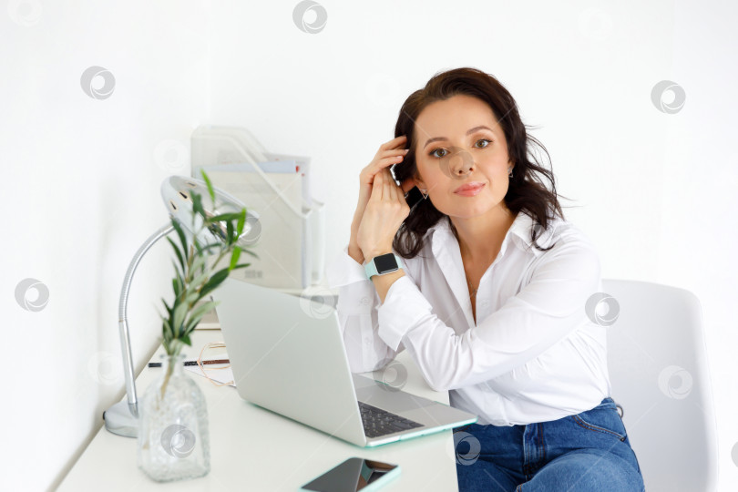 Скачать Брюнетка-деловая женщина в белой рубашке и джинсах фотосток Ozero