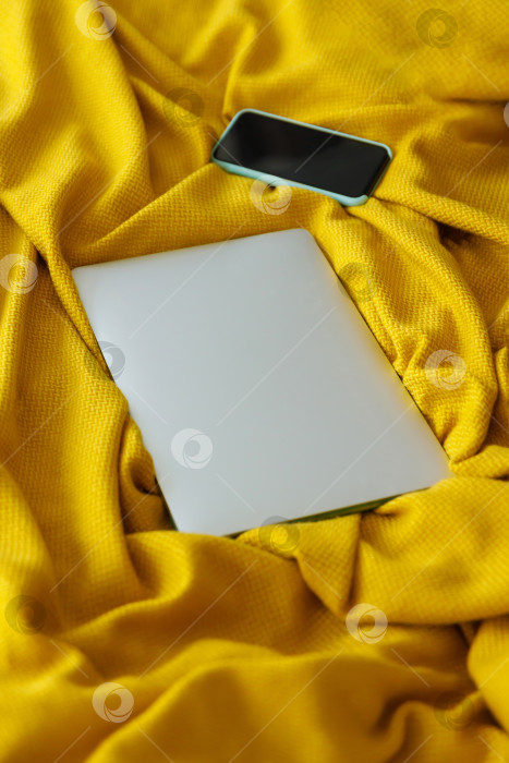 Скачать Ноутбук и смартфон лежат на вязаном пледе фотосток Ozero