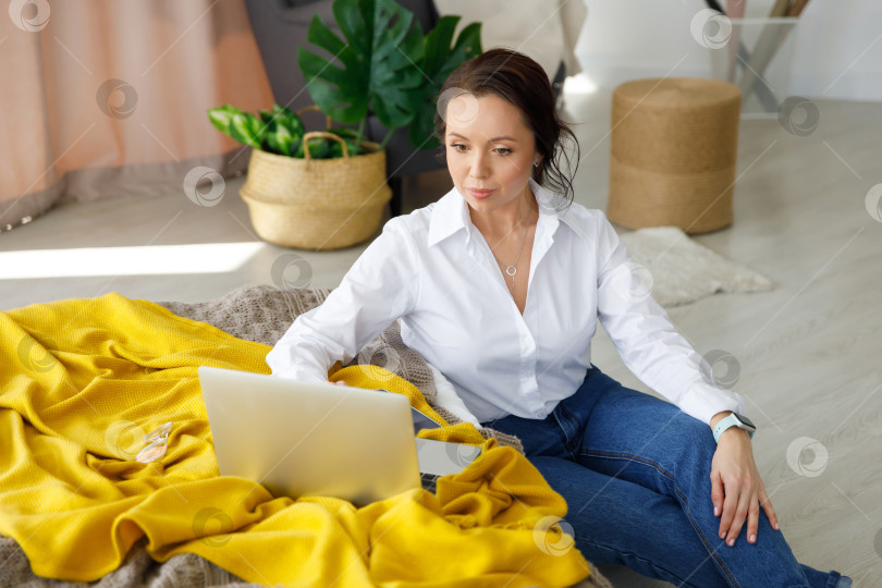 Скачать Брюнетка в белой рубашке и джинсах фотосток Ozero