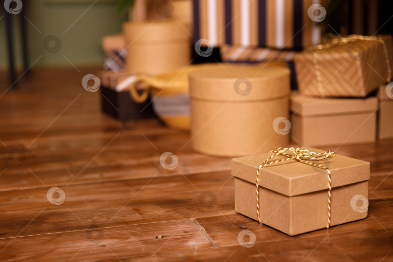 Скачать рождественский подарок в картонной коробке на деревянном полу фотосток Ozero