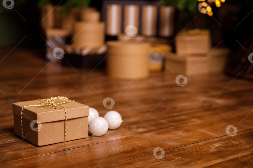 Скачать Рождественский подарок в картонной коробке на деревянном полу фотосток Ozero